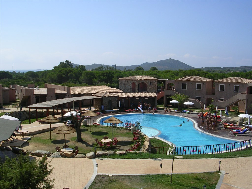 Pohled na bazén a apartmány, Villasimius, Sardinia