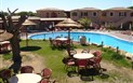 S´Incantu Resort - Sezení u bazénu na zahradě, Villasimius, Sardinia