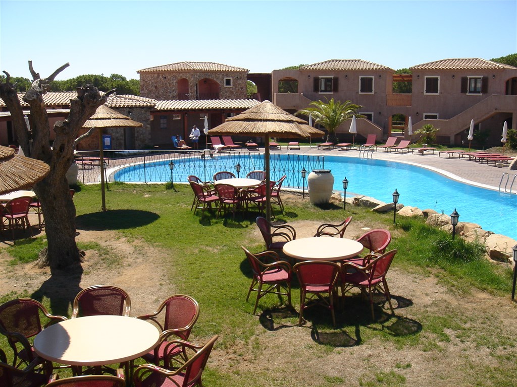 Sezení u bazénu na zahradě, Villasimius, Sardinia