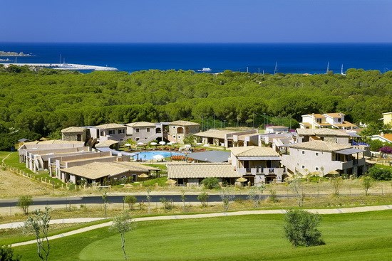 Pohled na residenci a moře, Villasimius, Sardinia