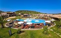 S´Incantu Resort - Pohled na bazén a zahradu, Villasimius, Sardinia