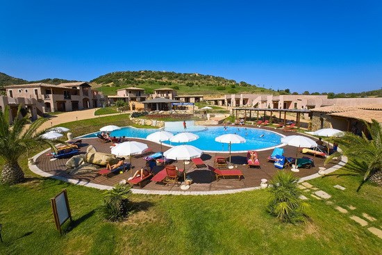 Pohled na bazén a zahradu, Villasimius, Sardinia