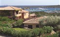 Apartmány & Resort Baia de Bahas - Externí pohled směrem k moři, Golfo di Marinella, Sardinie