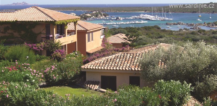 Apartmány & Resort Baia de Bahas - Externí pohled směrem k moři, Golfo di Marinella, Sardinie