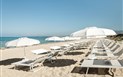 Is Arenas Resort - Pláž s lehátky, Pineta Is Arenas, Sardinie