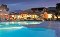 Bravo Club Budoni - Večerní atmosféra v restauraci u bazénu, Budoni, Sardinie