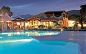 Bravo Club Budoni - Večerní atmosféra v restauraci u bazénu, Budoni, Sardinie