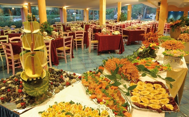 Restaurace a večerní bufet, Budoni, Sardinie