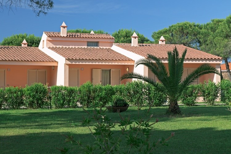 Pohled na vilky s pokoji, Budoni, Sardinie