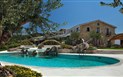 Pulicinu - Pohled od bazénu, Costa Smeralda, Sardinie