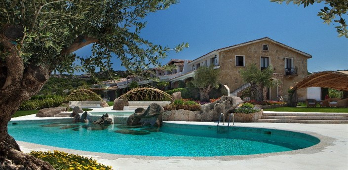 Pulicinu - Pohled od bazénu, Costa Smeralda, Sardinie