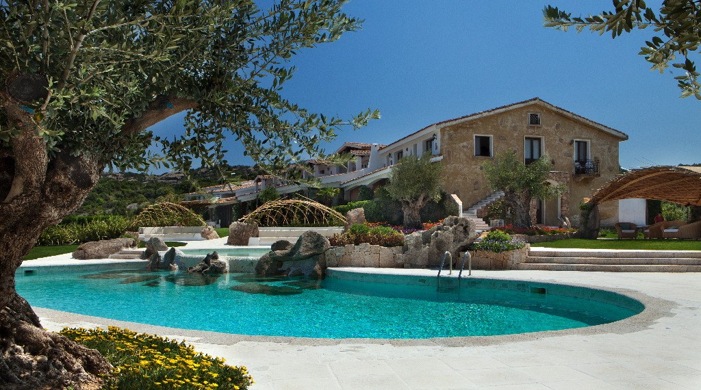 Pohled od bazénu, Costa Smeralda, Sardinie
