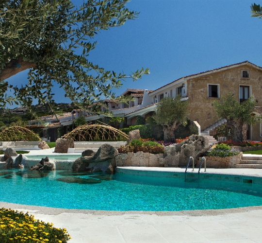 Pohled od bazénu, Costa Smeralda, Sardinie
