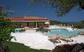 Pulicinu - Pohled na hotel a bazén, Costa Smeralda, Sardinie