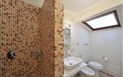Vila Eleonora - Koupelna se sprchový koutem v suterénu se střešním oknem, Pula, Sardinie