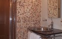 Vila Eleonora - Prostorný sprchový kout a umyvadlo v koupelně v suterénu, Pula, Sardinie