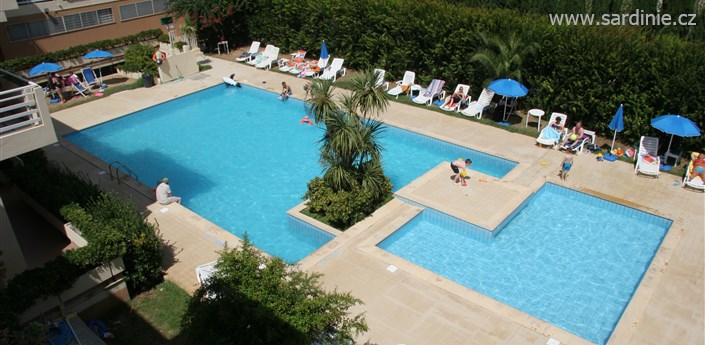 Residence Buganvillea - Pohled na bazén u residence, Alghero, Sardinie
