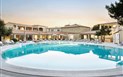 Is Arenas Resort - Centrální budova s bazénem, Pineta Is Arenas, Sardinie