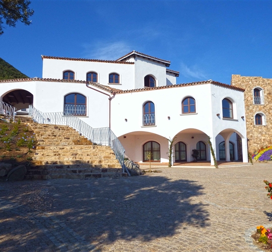 Externí foto hlavní budovy, Posada, Sardinie