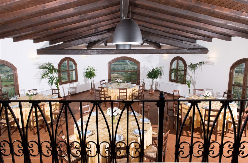 Pohled na restauraci z výšky, Posada, Sardinie