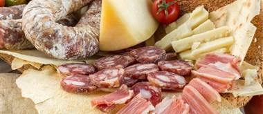 Sardinský ovčí sýr pecorino a salsiccia