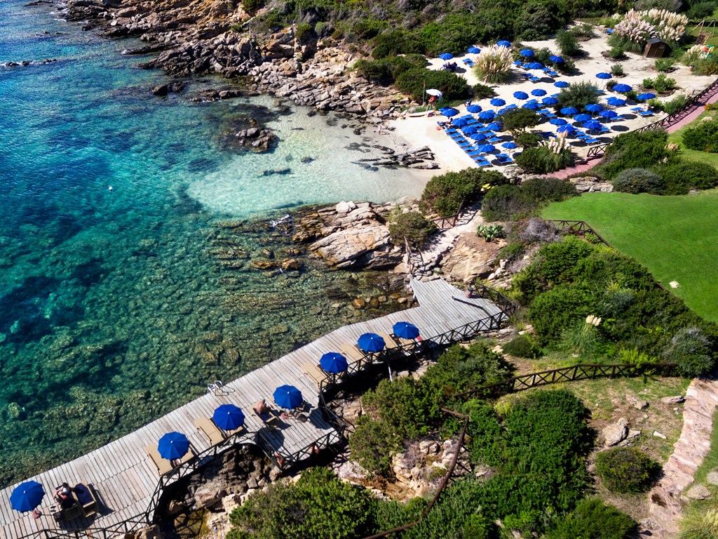 Pláž a solárium, Porto Cervo, Costa Smeralda, Sardinie