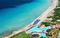 Pláž z ptačí perspektivy s hotelovým bazénem, Capo Testa - Santa Teresa, Sardinie