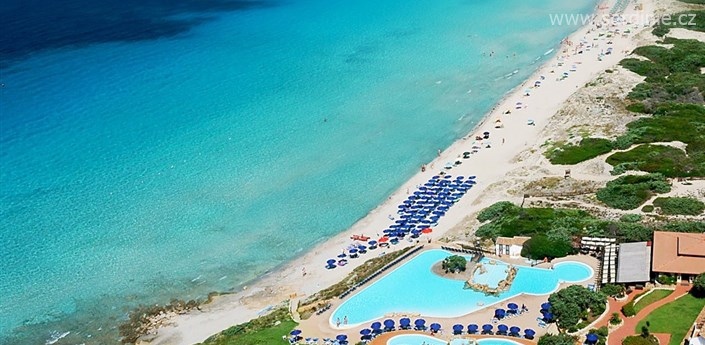 Colonna Grand Hotel Capo Testa - Pláž z ptačí perspektivy s hotelovým bazénem, Capo Testa - Santa Teresa, Sardinie