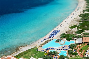 Pláž z ptačí perspektivy s hotelovým bazénem, Capo Testa - Santa Teresa, Sardinie
