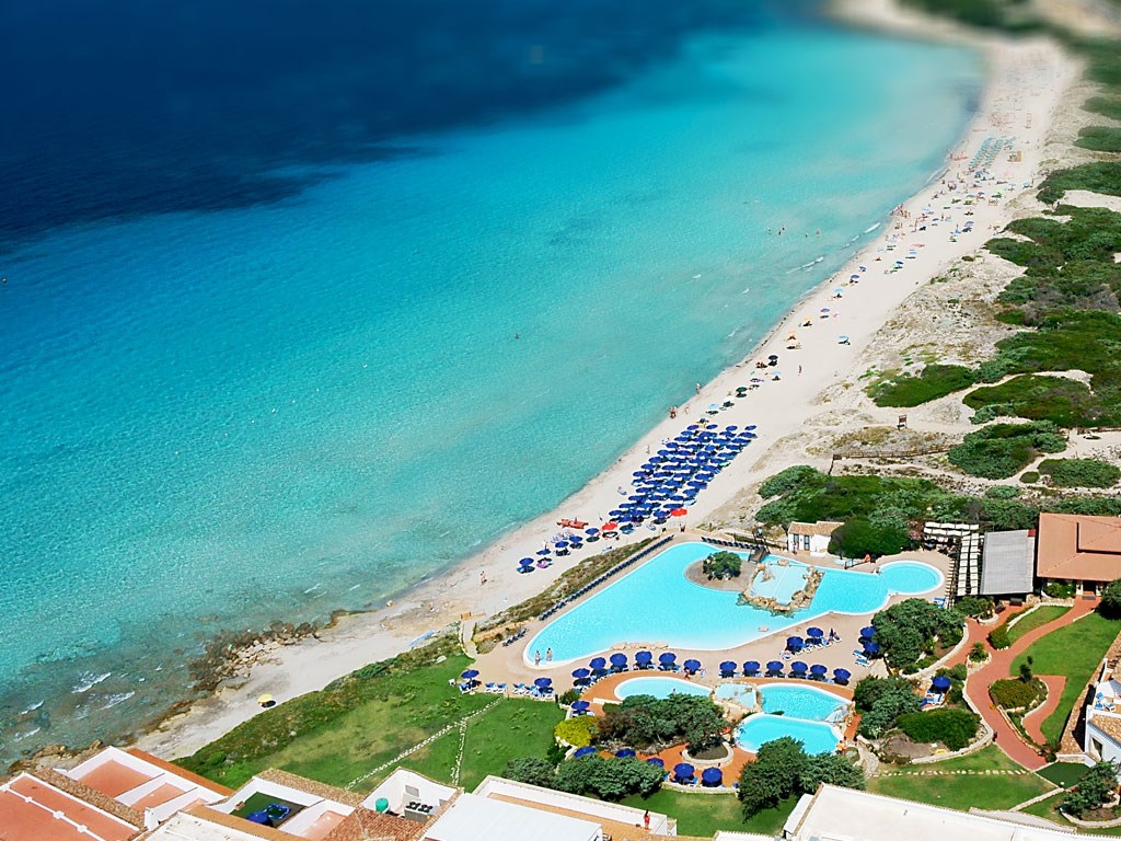 Colonna Grand Hotel Capo Testa - Pláž z ptačí perspektivy s hotelovým bazénem, Capo Testa - Santa Teresa, Sardinie
