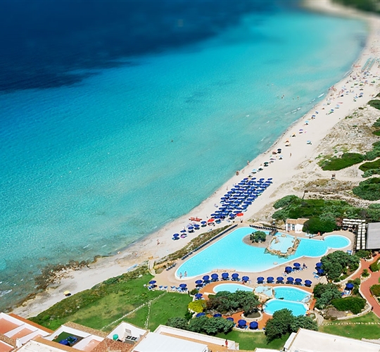 Pláž z ptačí perspektivy s hotelovým bazénem, Capo Testa - Santa Teresa, Sardinie