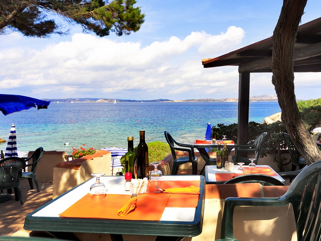 Beach bar, Baja Sardinia, Sardinie