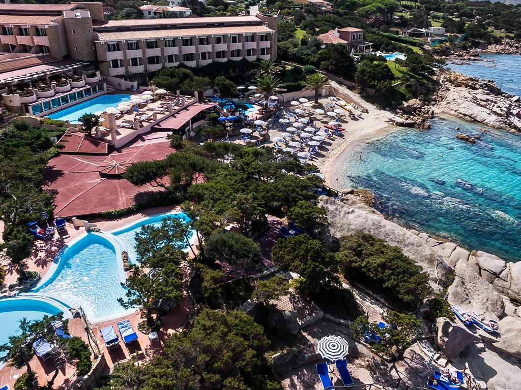 Hotel s bazény a soukromou pláží, Baja Sardinia, Sardinie