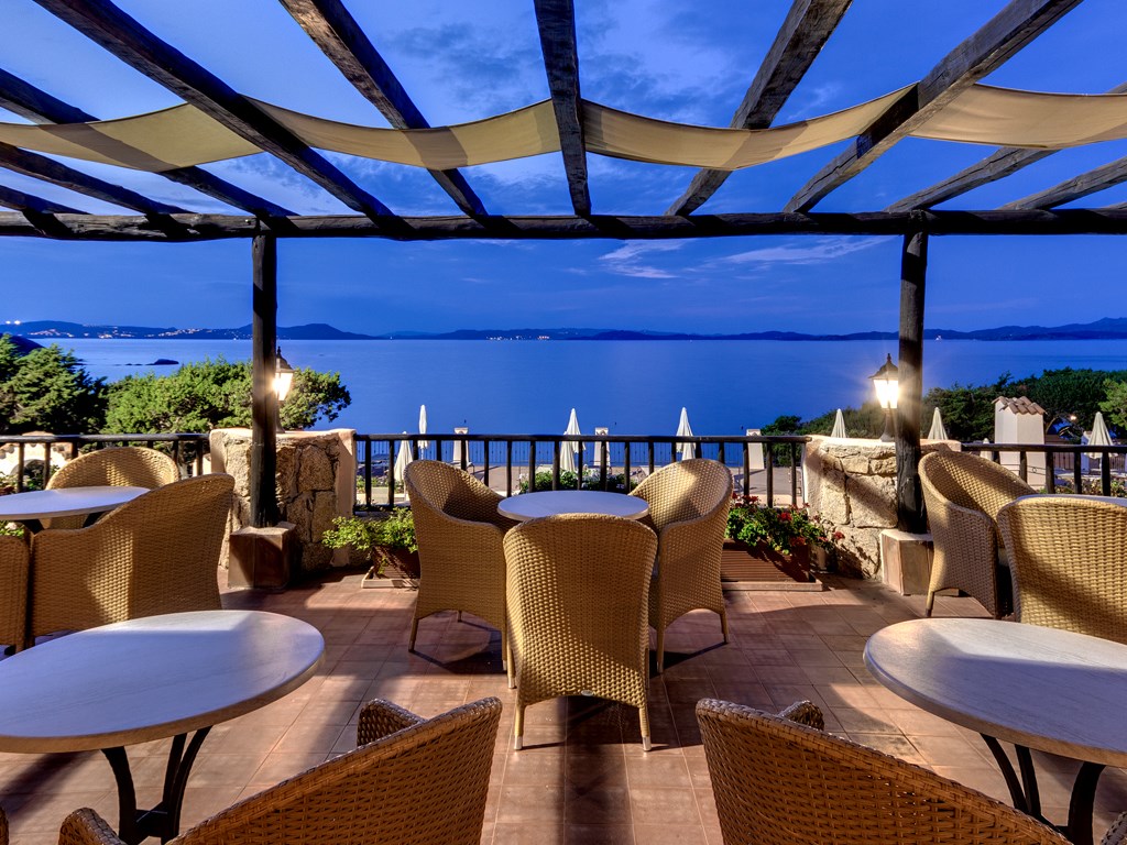 Bar na terase, Baja Sardinia, Sardinie