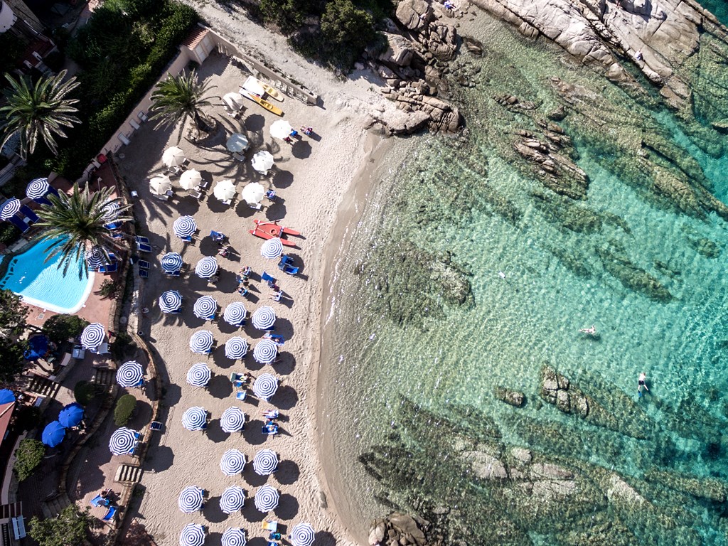 Soukromá hotelová pláž s plážovým servisem, Baja Sardinia, Sardinie