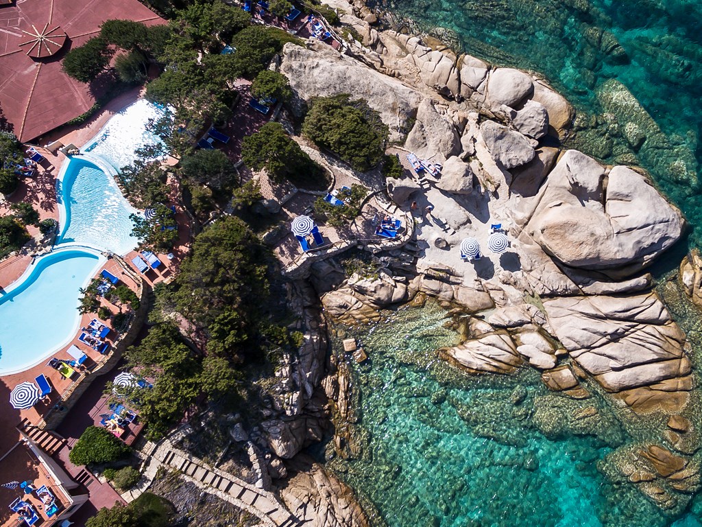 Soukromá hotelová pláž s plážovým servisem, Baja Sardinia, Sardinie