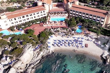 Z ptačí perspektivy, Baja Sardinia, Sardinie