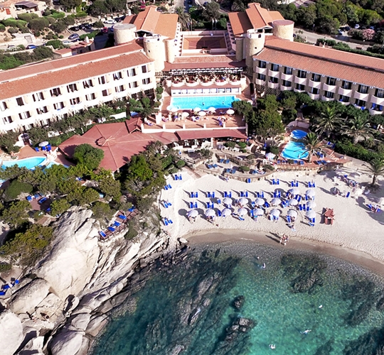Z ptačí perspektivy, Baja Sardinia, Sardinie