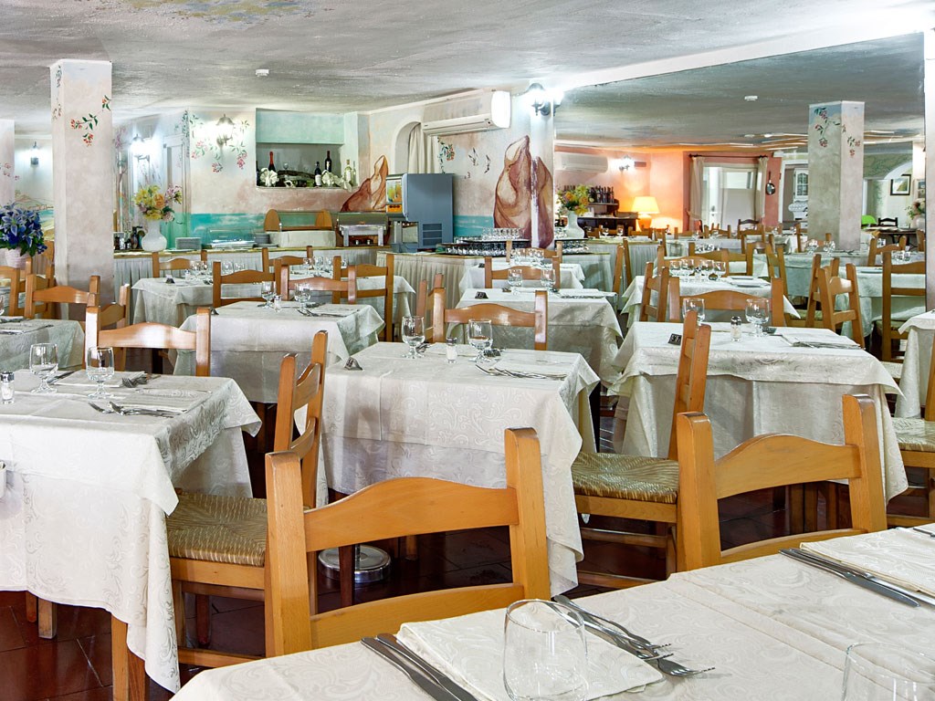 Restaurace snídaně, Golfo di Marinella, Sardinie