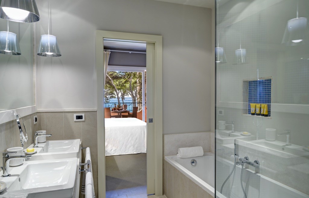 Koupelna pokoje EXECUTIVE MARE, Santa Margherita di Pula, Sardinie