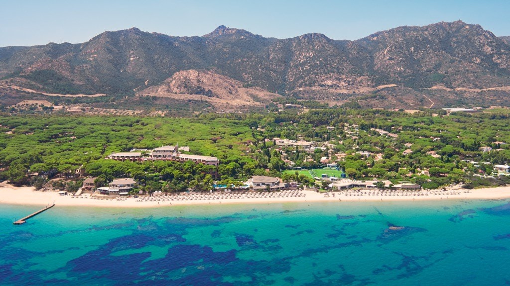 Letecký pohled na pláž a resort, Santa Margherita di Pula, Sardinie