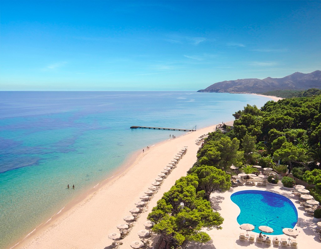 Pláž s bazénem hotelu Castello, Santa Margherita di Pula, Sardinie