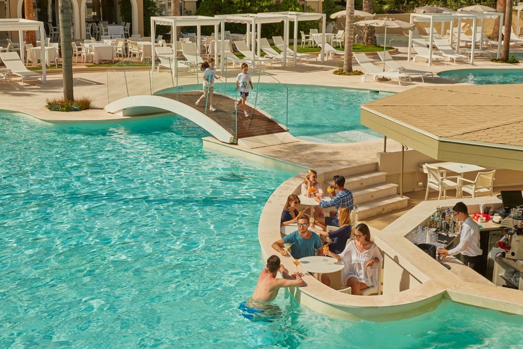 Bazén Oasis s barem, Santa Margherita di Pula, Sardinie
