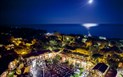 Forte Village Resort - Bouganville - Večerní program na hotelovém náměstí Piazza Maria Luigia, Santa Margherita di Pula, Sardinie