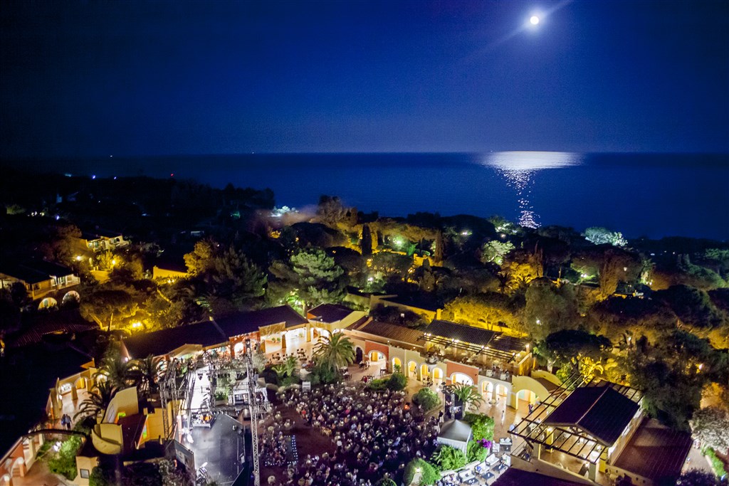 Večerní program na hotelovém náměstí Piazza Maria Luigia, Santa Margherita di Pula, Sardinie