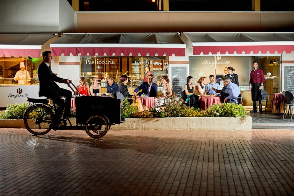 Piazza Maria Luiga s obchůdky, Santa Margherita di Pula, Sardinie