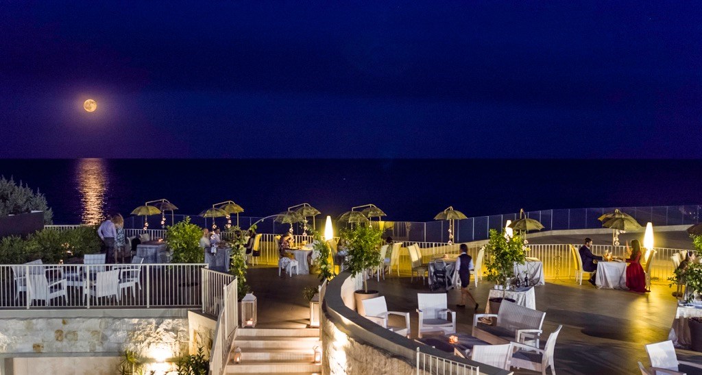 Večerní terasa restaurace Forte, Santa Margherita di Pula, Sardinie