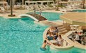 Forte Village Resort - Le Dune - Bar u bazénu Oasis, Santa Margherita di Pula, Sardinie
