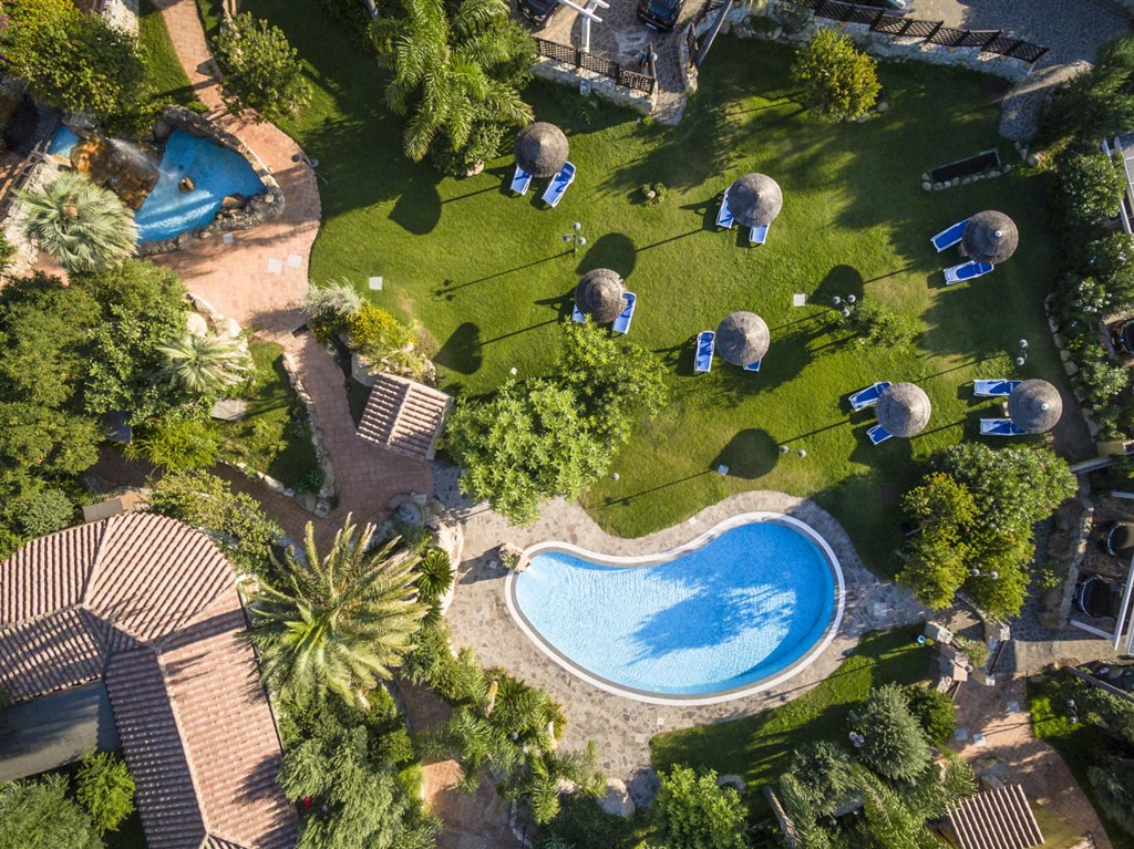Bazén a hotelová zahrada, Villasimius, Sardinie