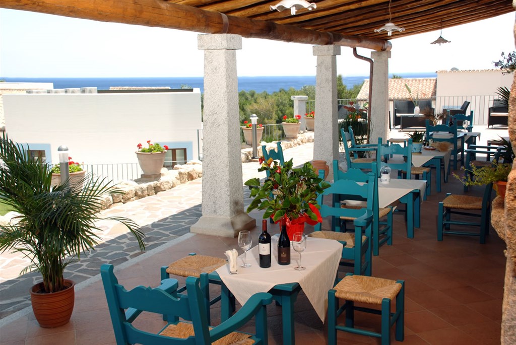 Pohled z venkovní terasy restaurace, Nuraghe Arvu, Sardinia